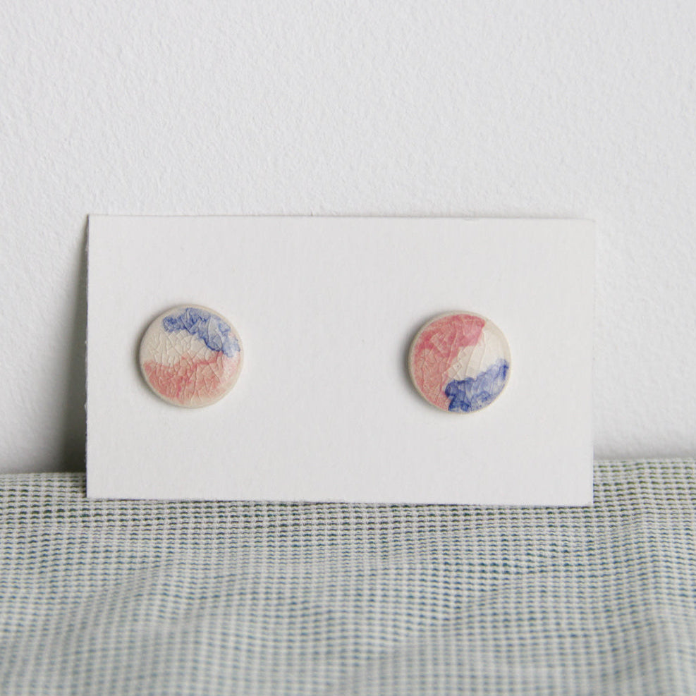 Image d'une paire de boucles d'oreille rose et bleu