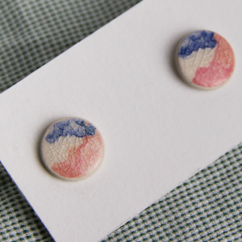 Image d'un détail d'une paire de boucle d'oreille rose et bleu