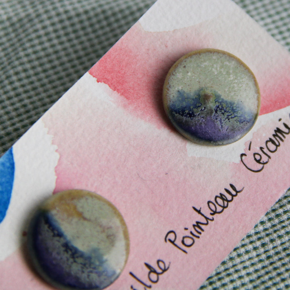 Image d'une paire de boucle d'oreille en céramique. Les puces d'oreille sont bicolore menthe et violet