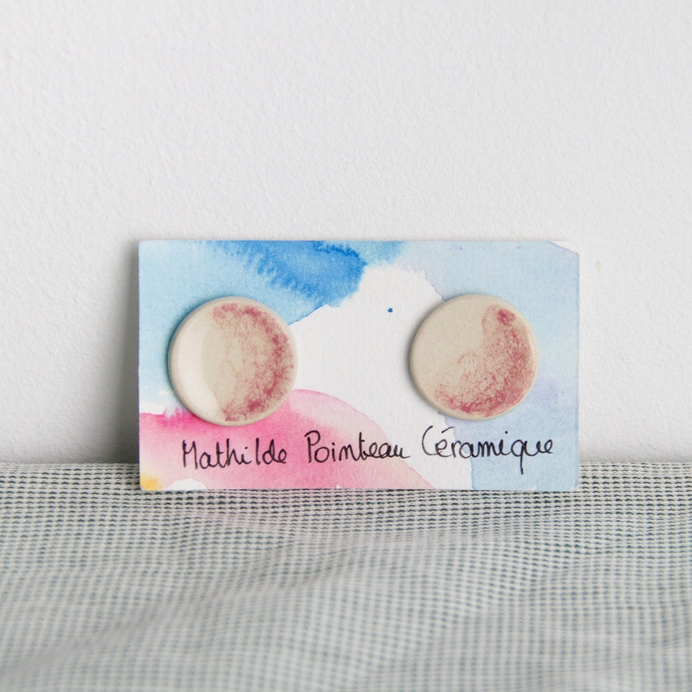 Image d'une paire de boucle d'oreille rose et blanche en céramique artisanale