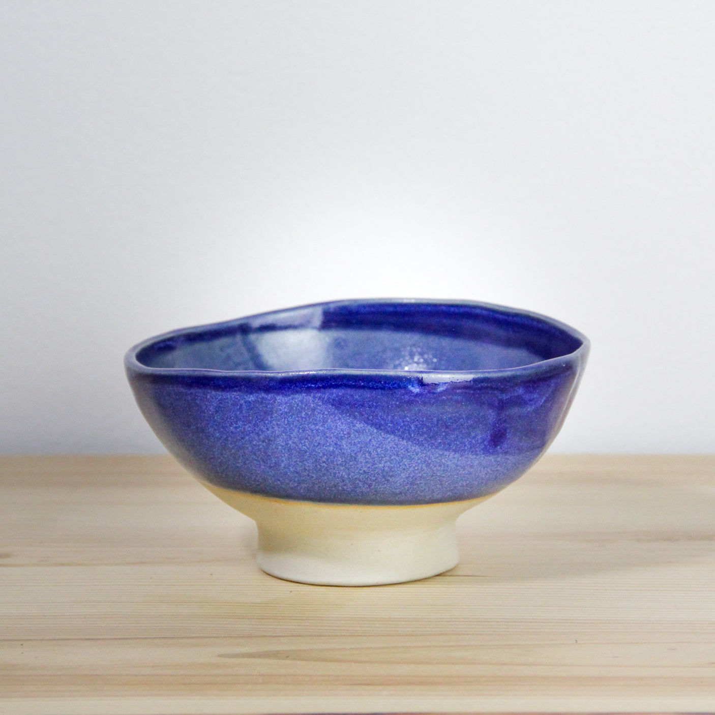 Image d'un bol à pied bleu en céramique artisanale