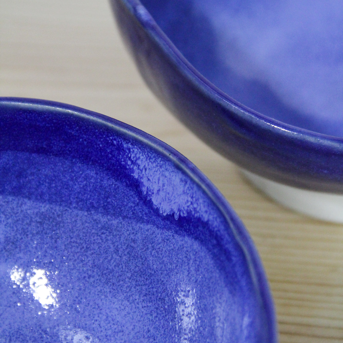 Image d'un détail de l'émail d'un bol bleu en céramique artisanale