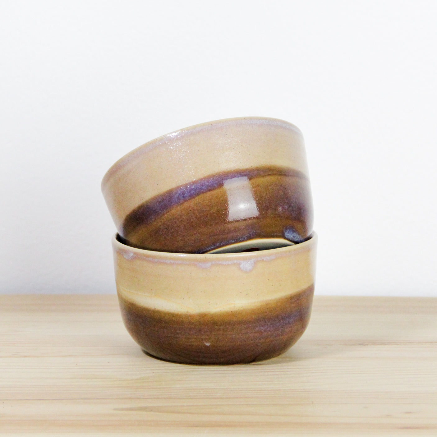 Image de deux bols en céramique artisanale, vaisselle durable pour le quotidien.