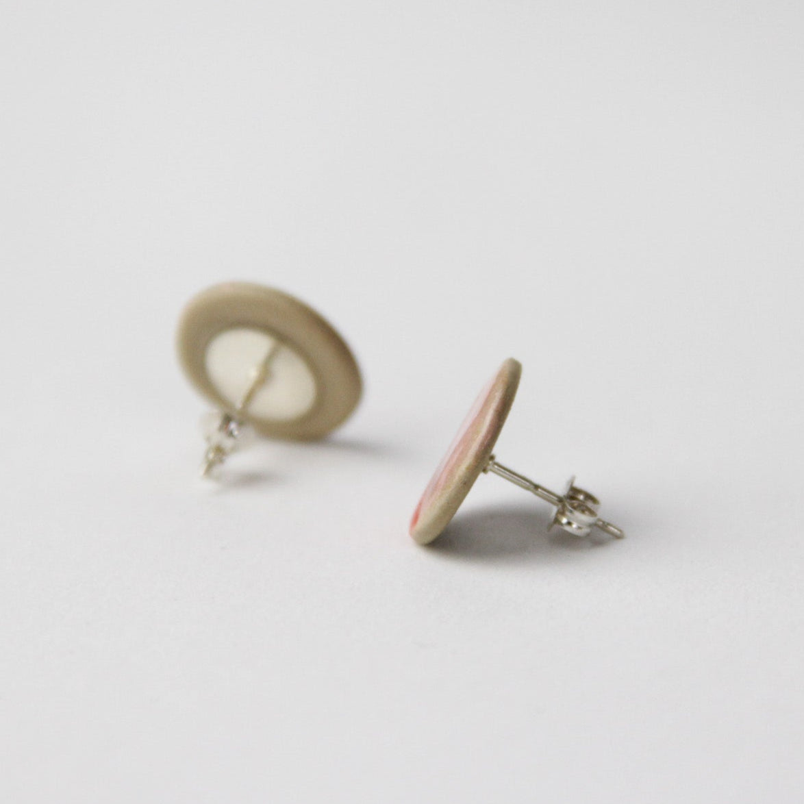 Image d'une boucle d'oreille vu de profil ou l'on voit l'accroche en argent