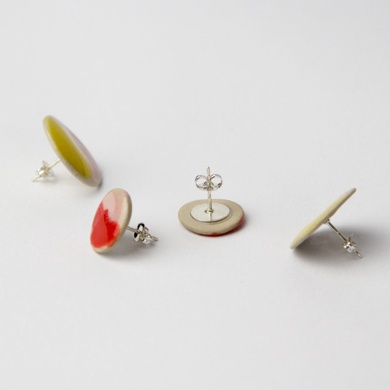 Image de plusieurs boucles d'oreille format puce avec une accroche en argent.