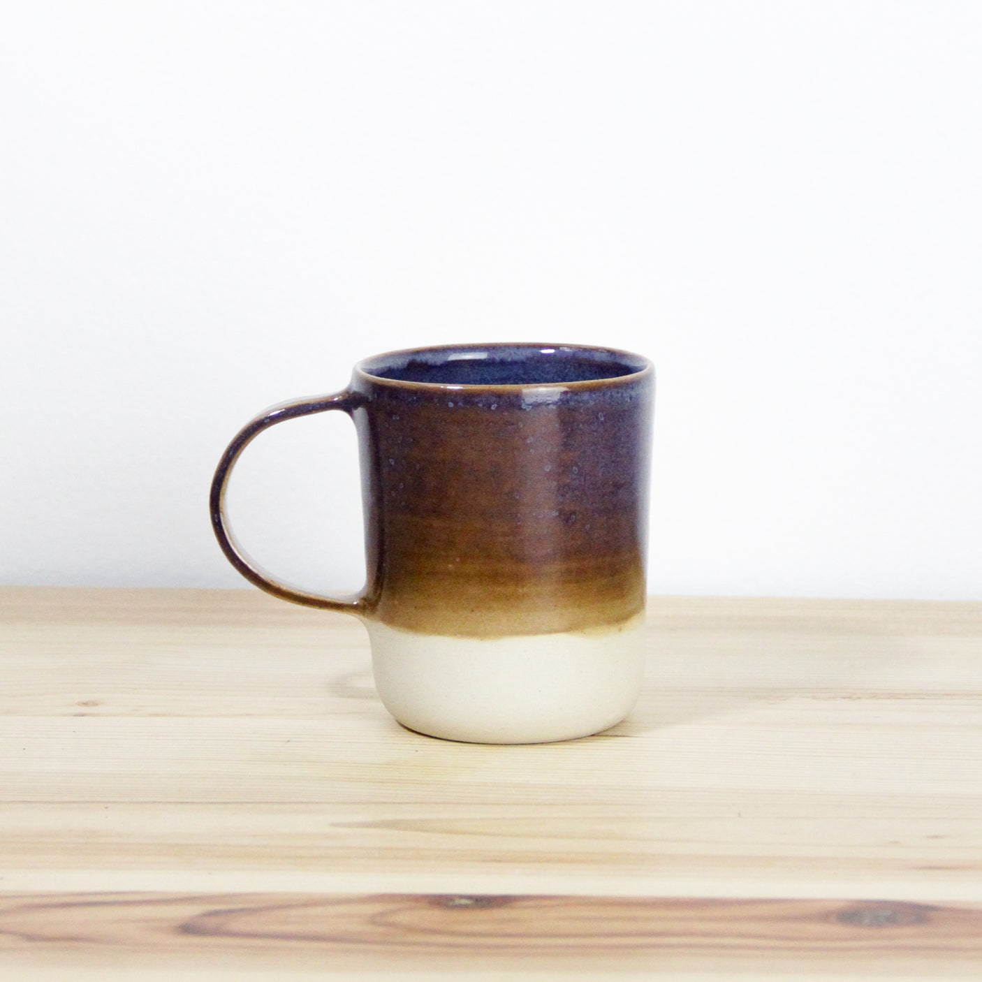 Image d'un grand mug en céramique avec une large anse, la contenance est de 500 ml.