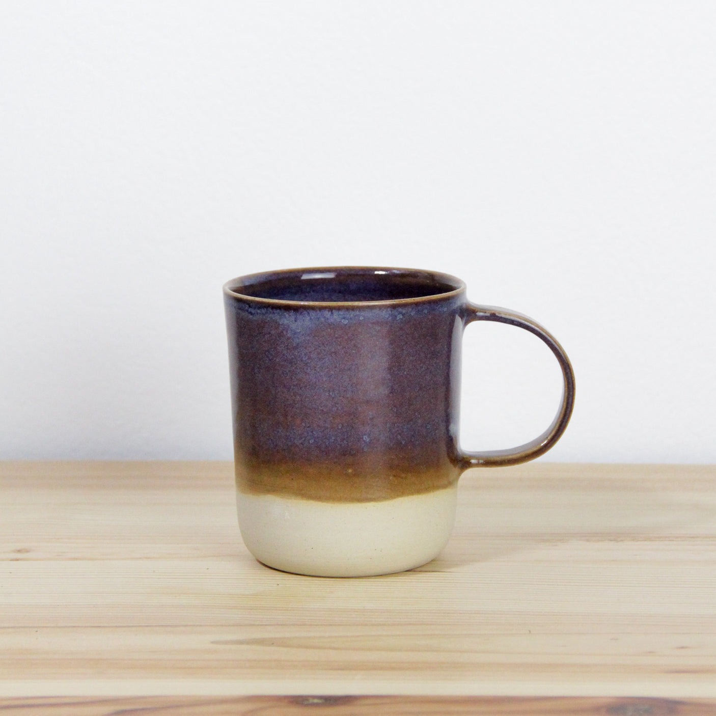 Image d'une grand mug en grès avec un dégradé de violet et de marron.