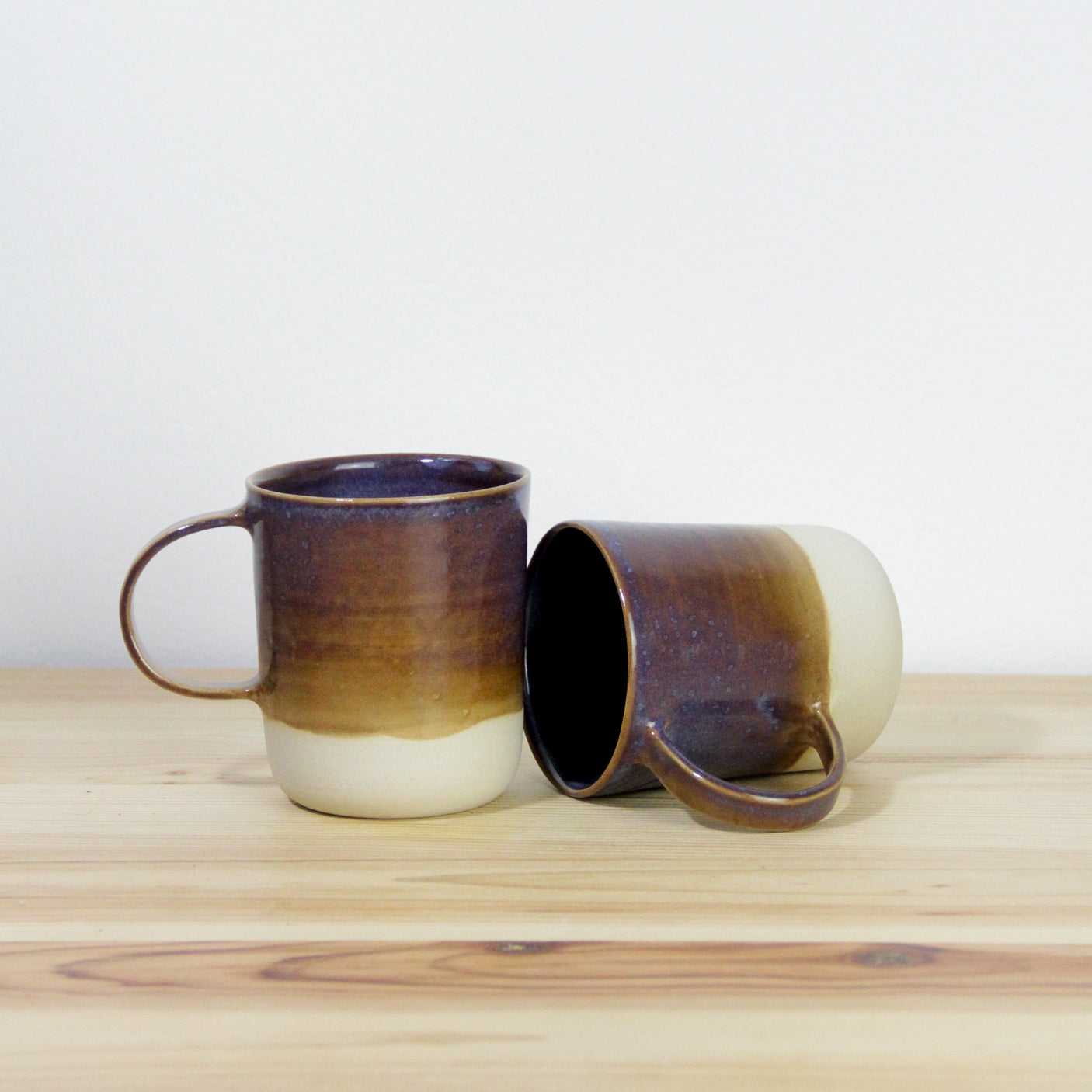 Image de deux mugs en céramique de couleur marron violet.