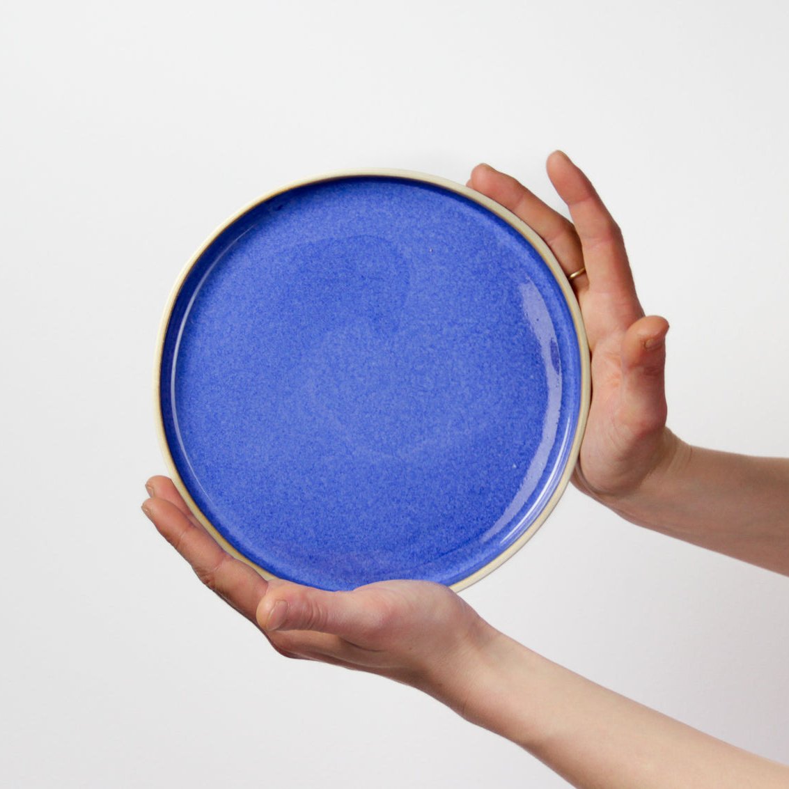 image d'une petite assiette bleu. L'assiette est ronde et plate.