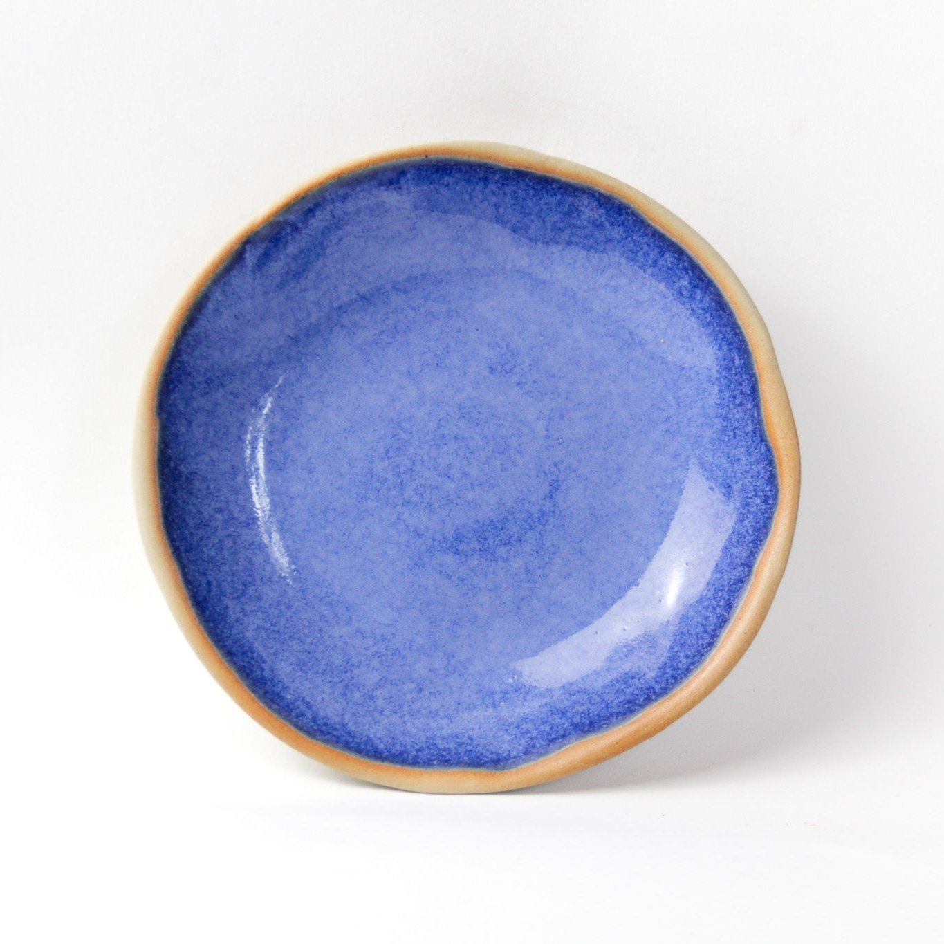 Image d'une grande assiette creuse bleue