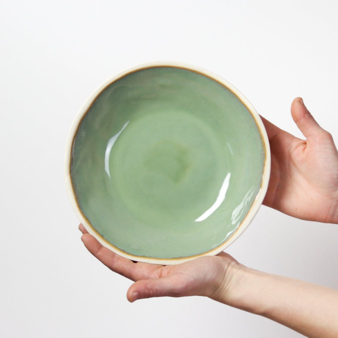 image d'une grande assiette creuse colorée de teinte verte