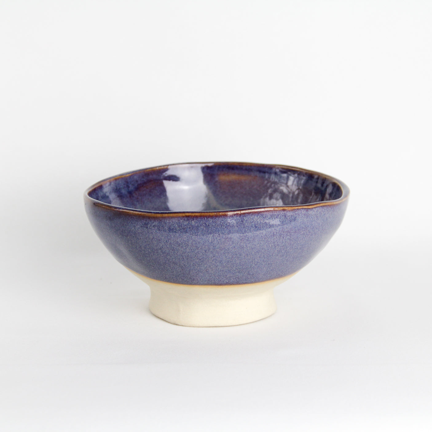 Bol en céramique de couleur violette. Il est en grès