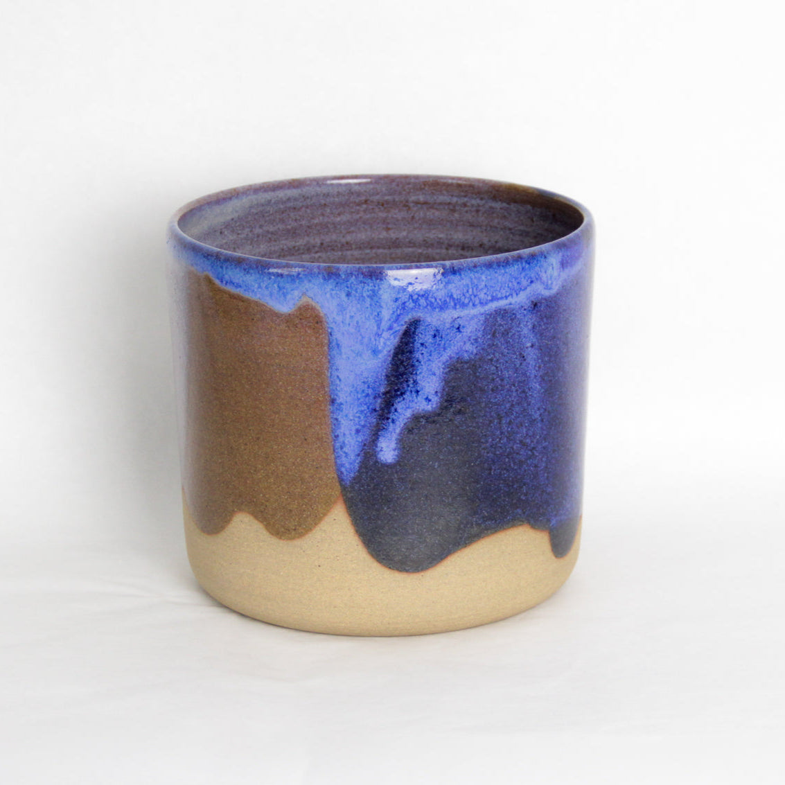 Image d'un cache-pot bicolor en céramique. Présentation d'une pièce artisanale