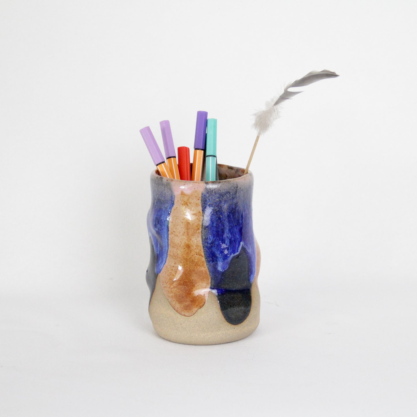 Image d'un pot à crayon en céramique de forme irrégulière de la collection Ananas. Il est émaillé avec deux couleurs différentes.