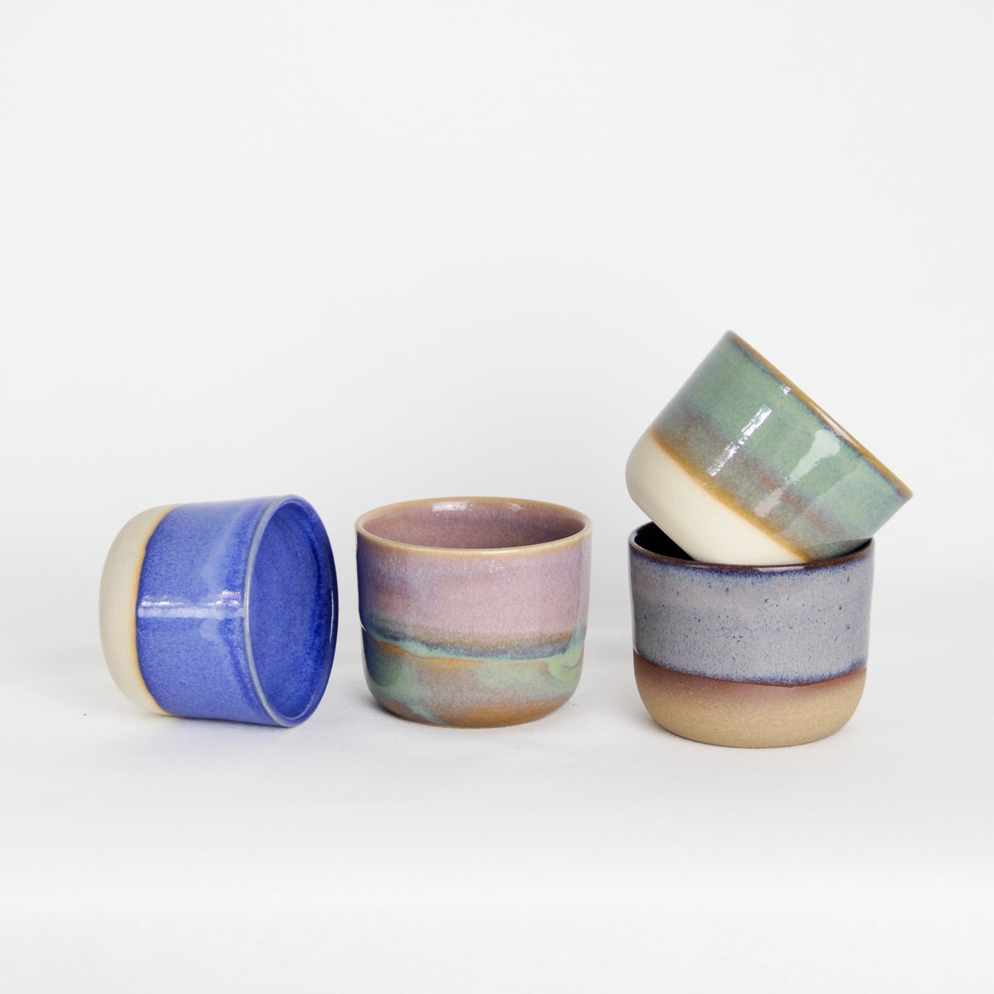 Image de quatre petites tasses en céramique de couleurs différentes. Idéal pour un petit café.