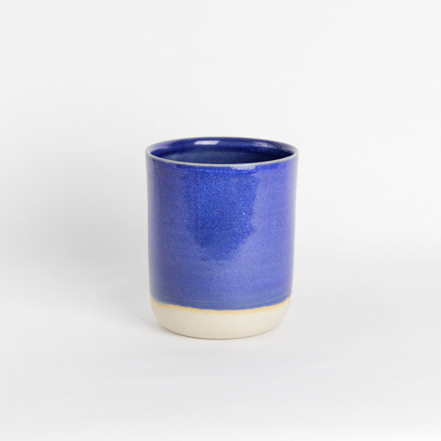 Image d'une grande tasse de couleur bleue en céramique artisanale