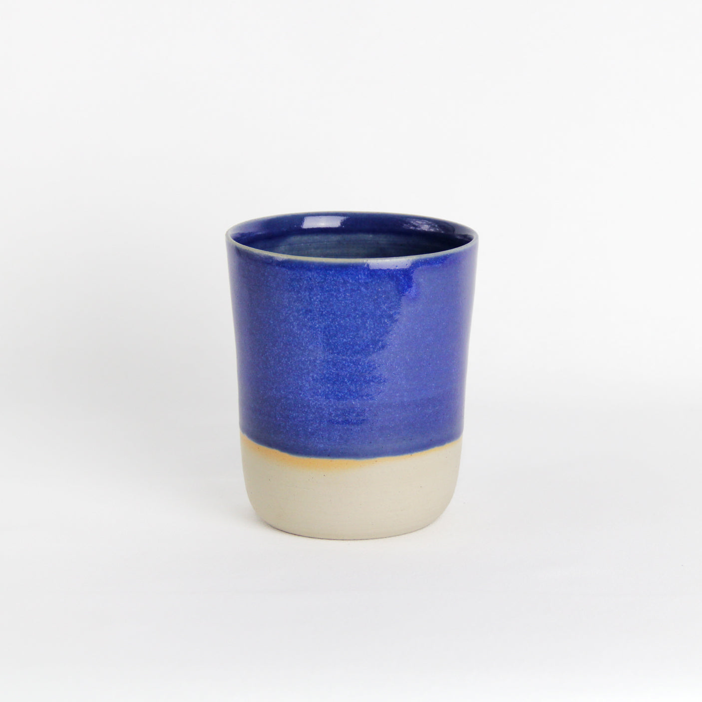 Image d'un gobelet bleu en céramique.