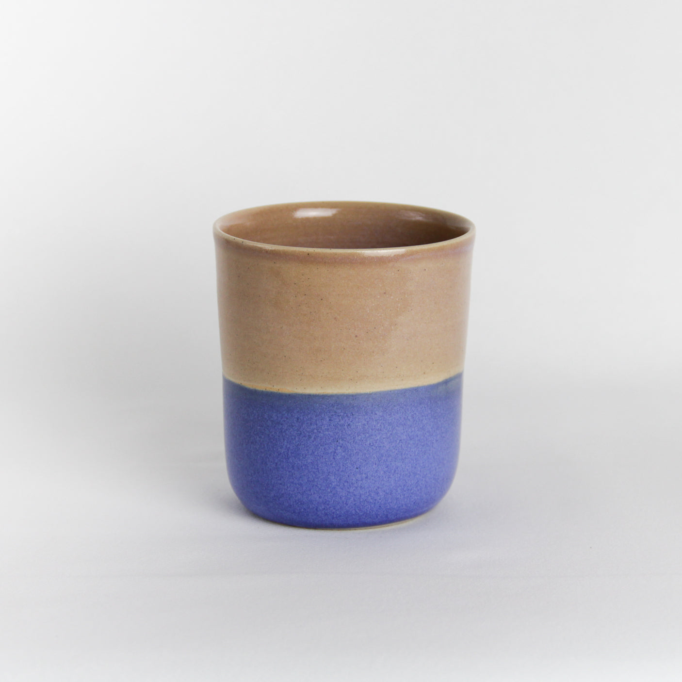 image d'une grand gobelet en céramique. C'est une tasse artisanale.