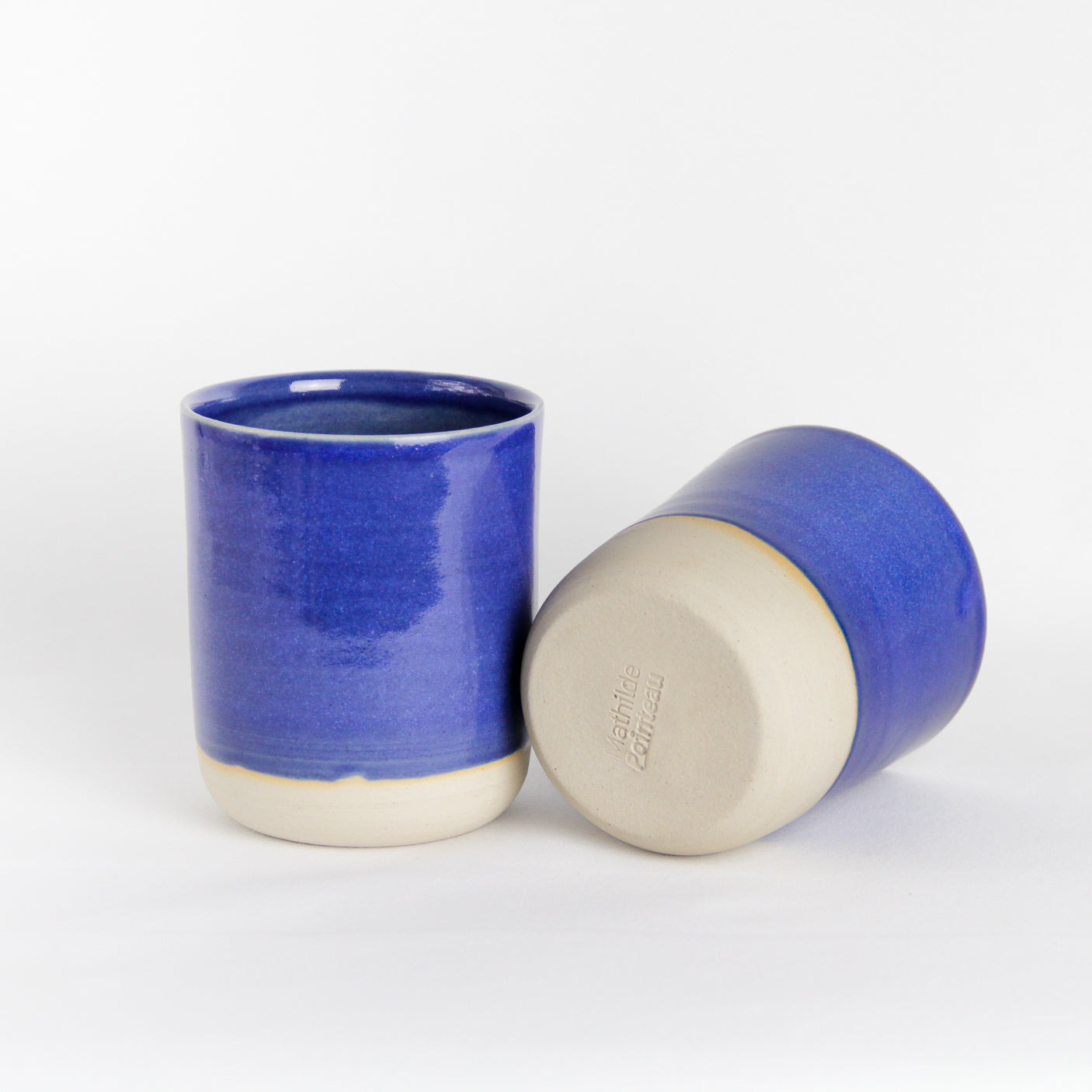 Image de deux gobelets en céramique artisanale pour la vaisselle du quotidien.