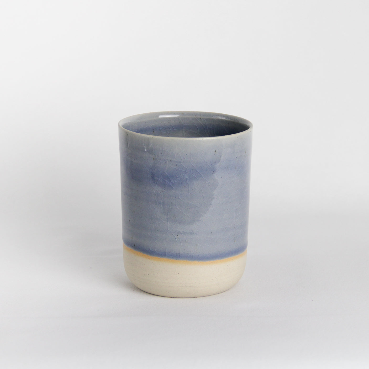 Image d'une grande tasse en céramique de 500ml n grès. La couleur est un bleu gris craquelé