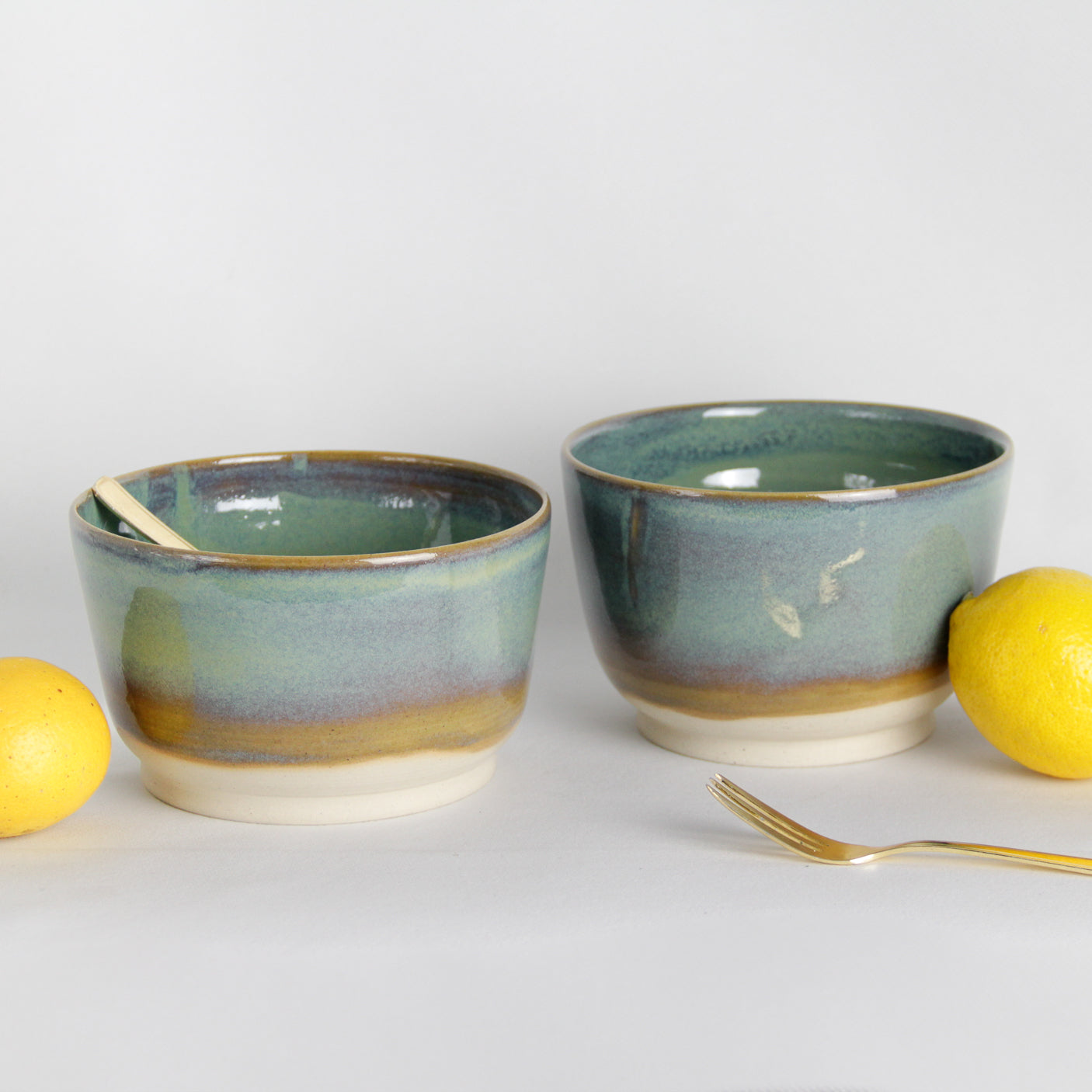 Image de deux grands bols verts fabriqués à la main. Pièce unique en céramique