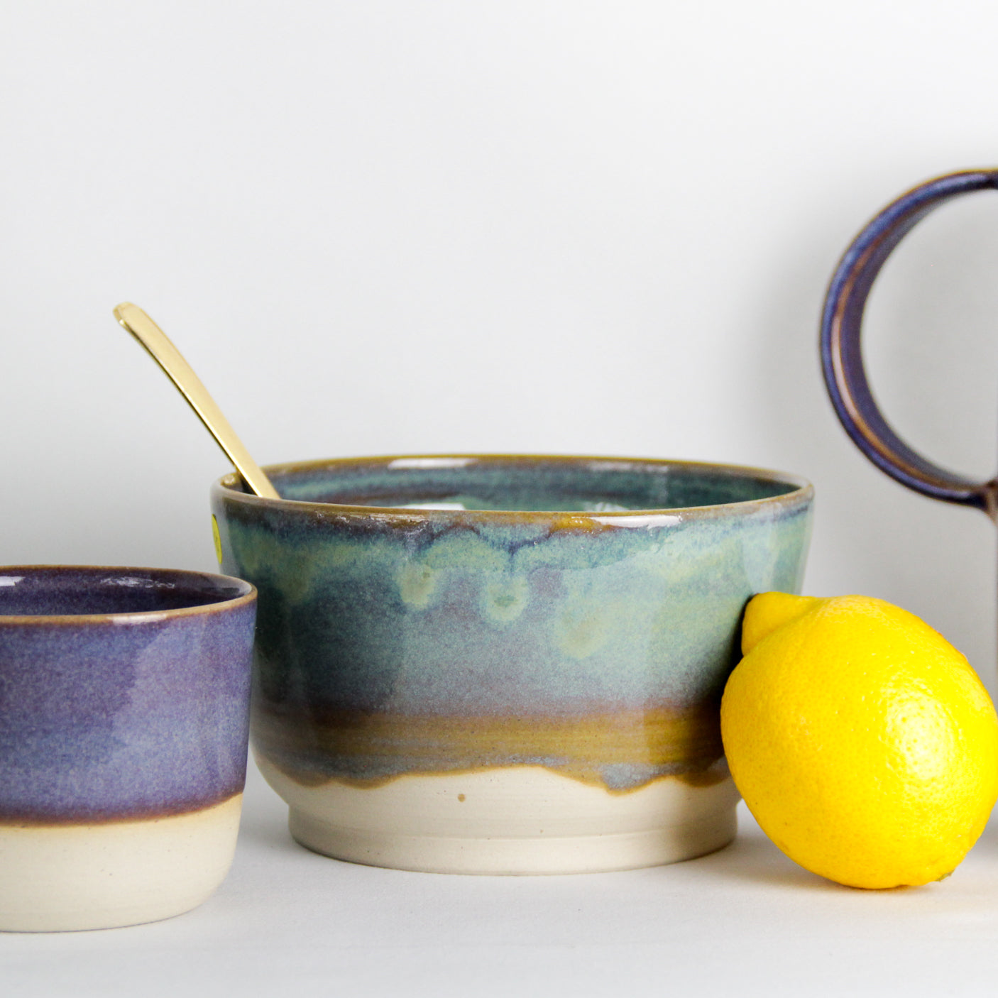 Mise en scène de plusieurs céramiques artisanales colorées.
