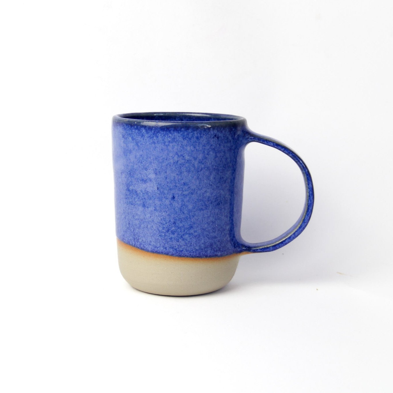 Image d'un grand mug bleu en grès. L'anse est large. Sa contenance est de 500ml.