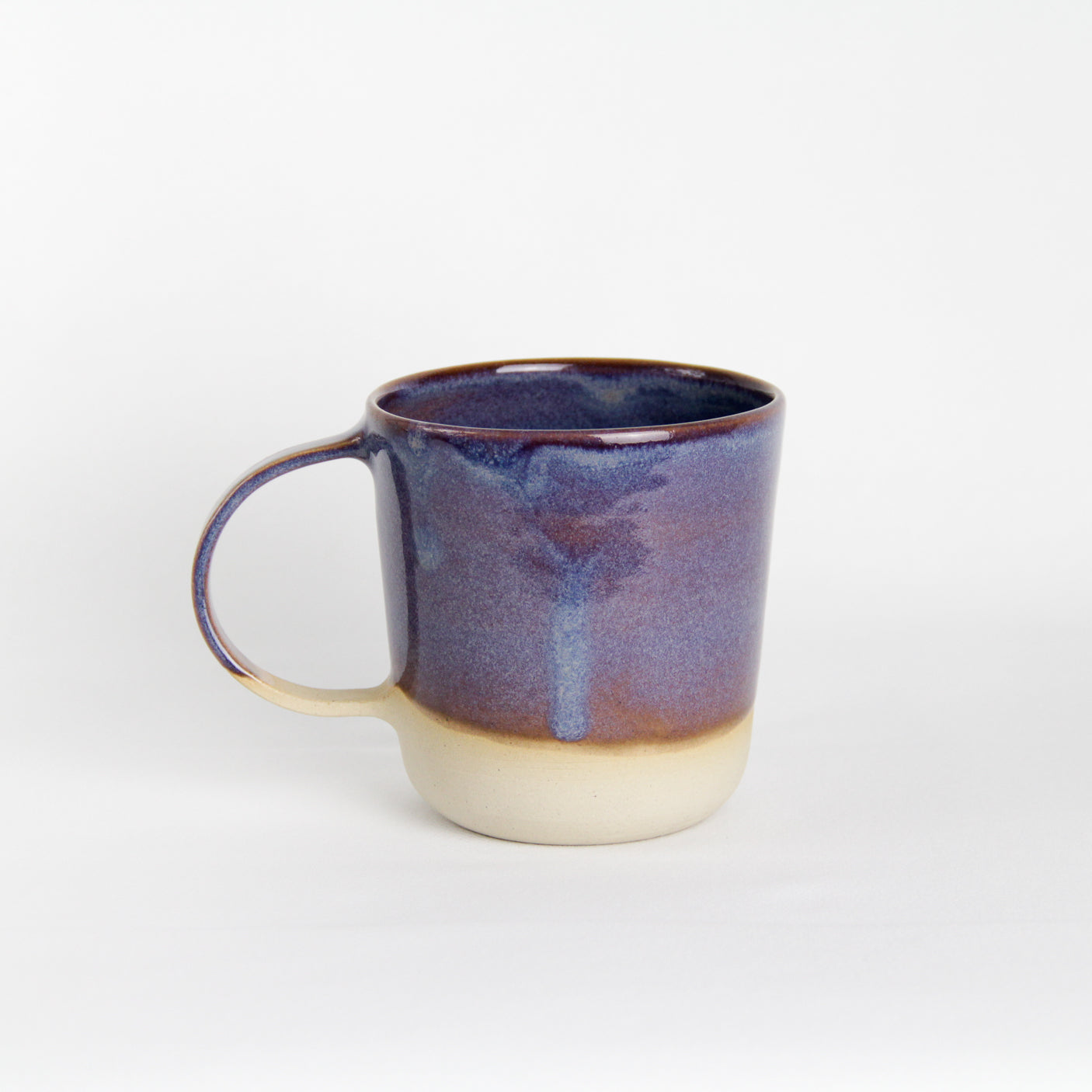 Image d'une grand mug de couleur violette en céramique. L'anse est large pour une bonne prise en main.