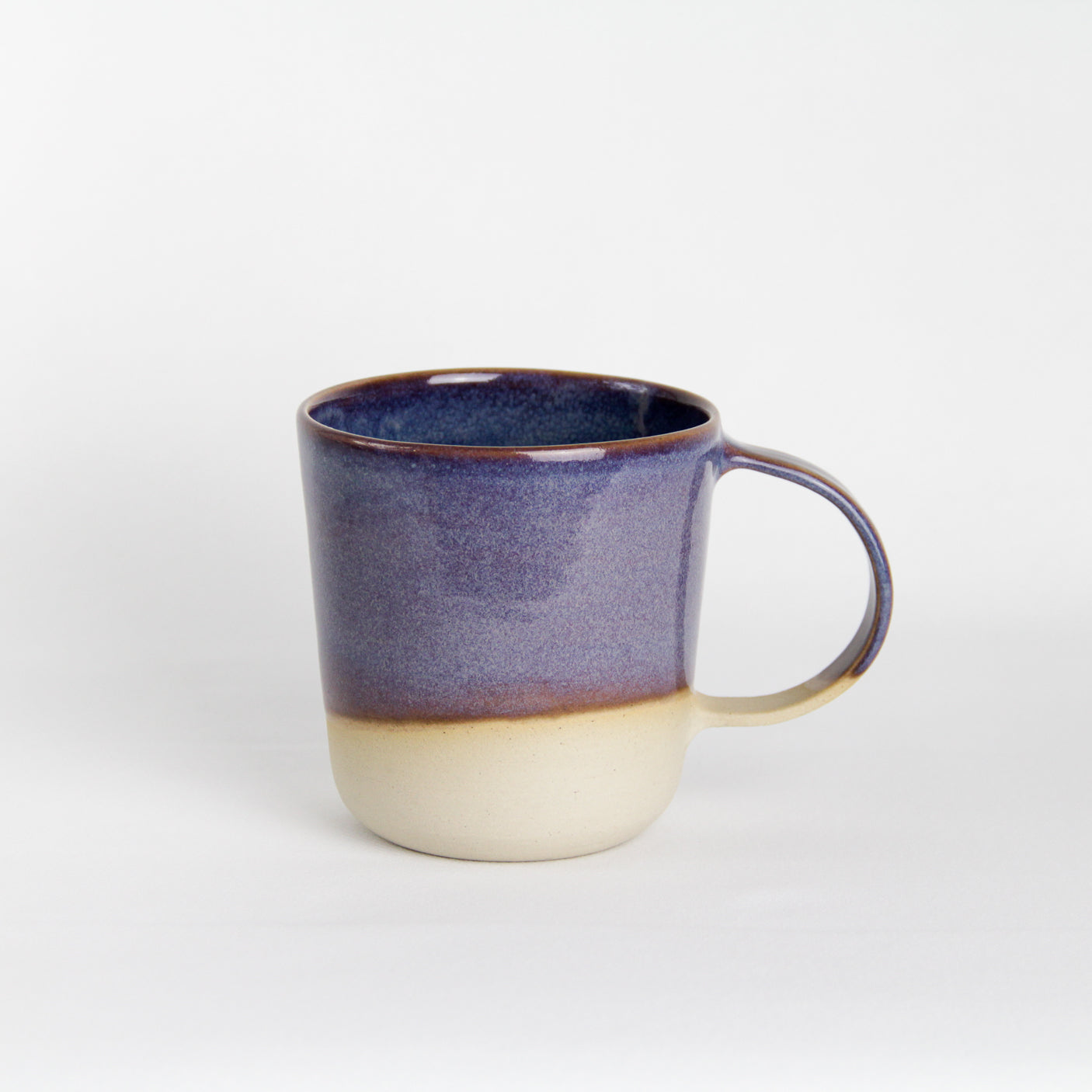 Grand mug violet en céramique artisanale. Fabriqué en Bretagne.