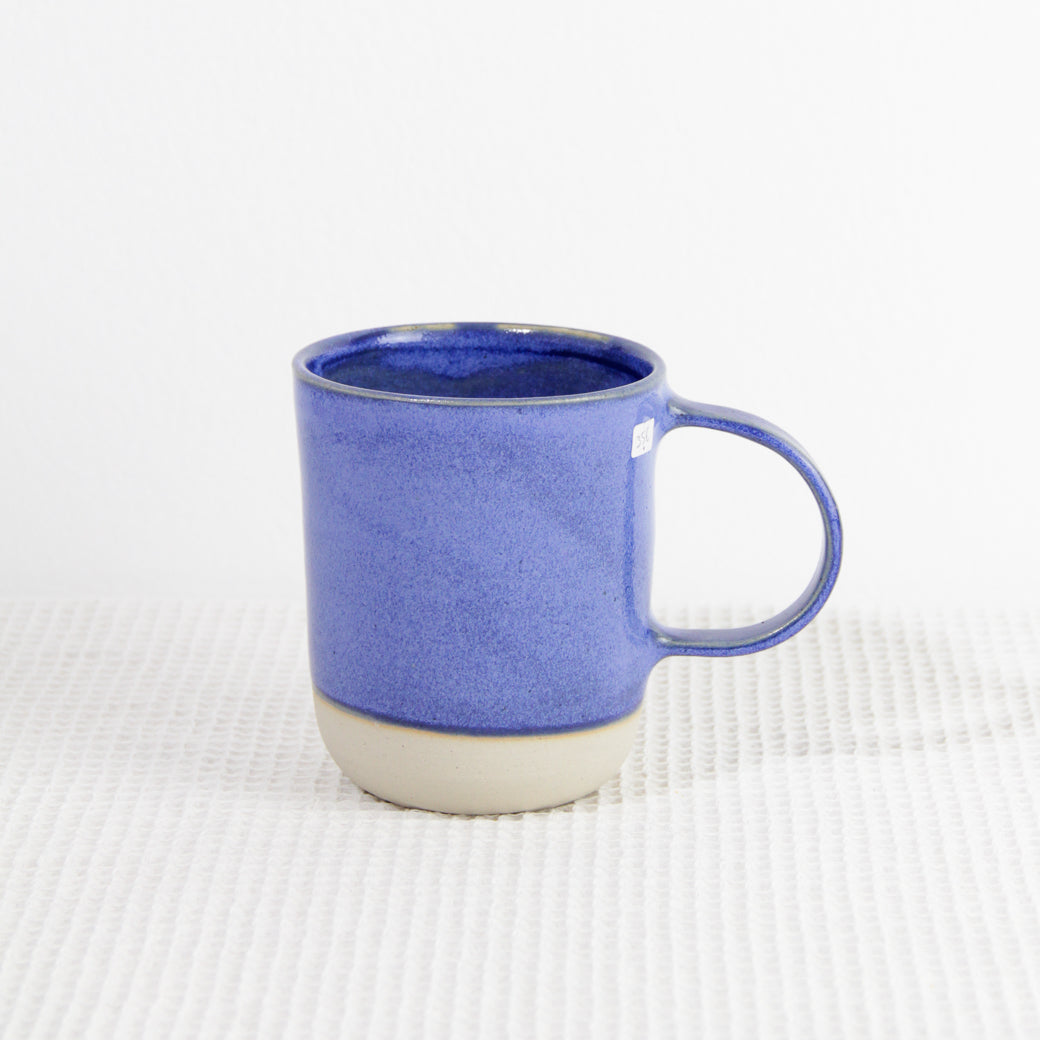 Image d'un grand mug bleu en grès. L'anse est large. Sa contenance est de 500ml.