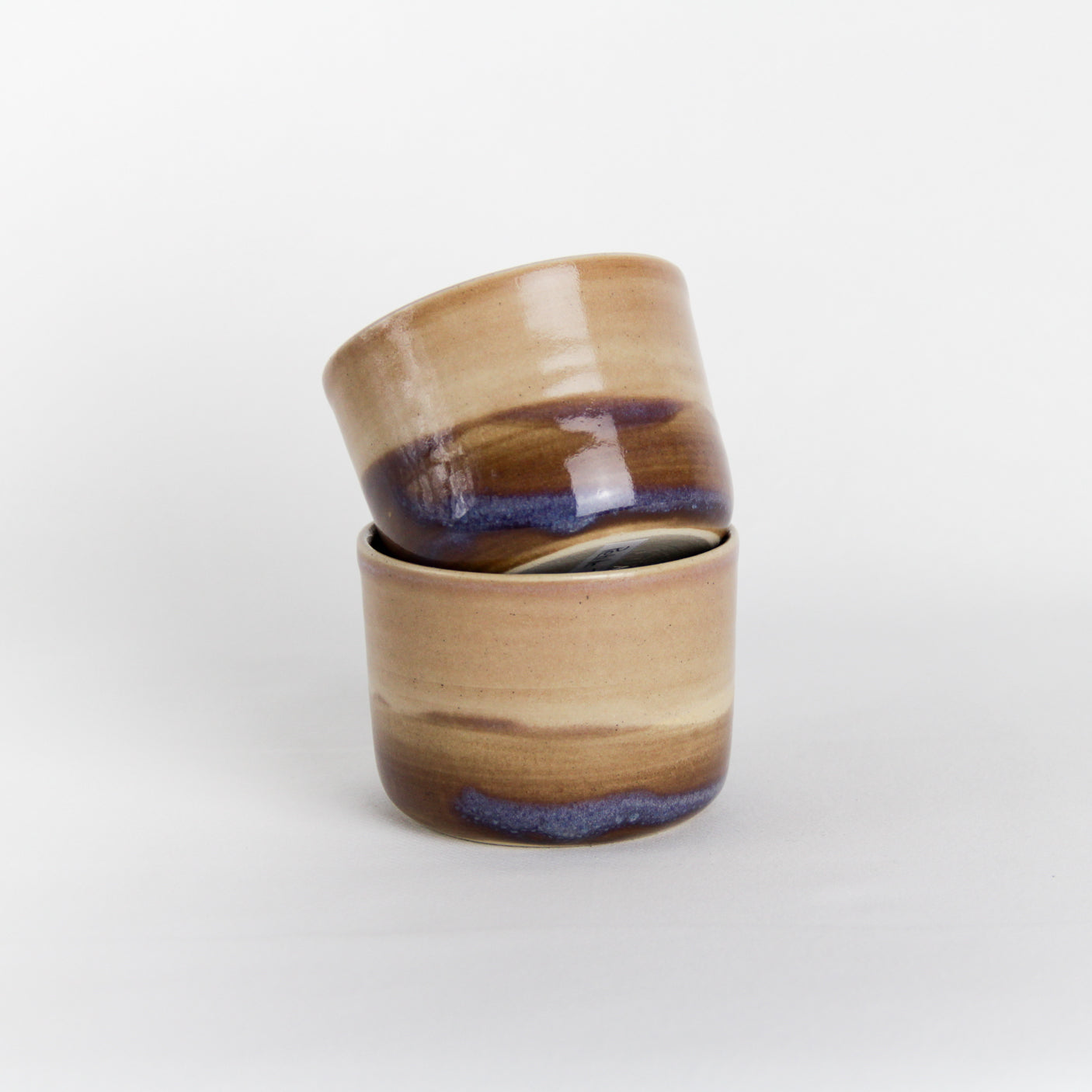 Image de deux petites tasses sans anse en grès issues d'une fabrication artisanale en France.