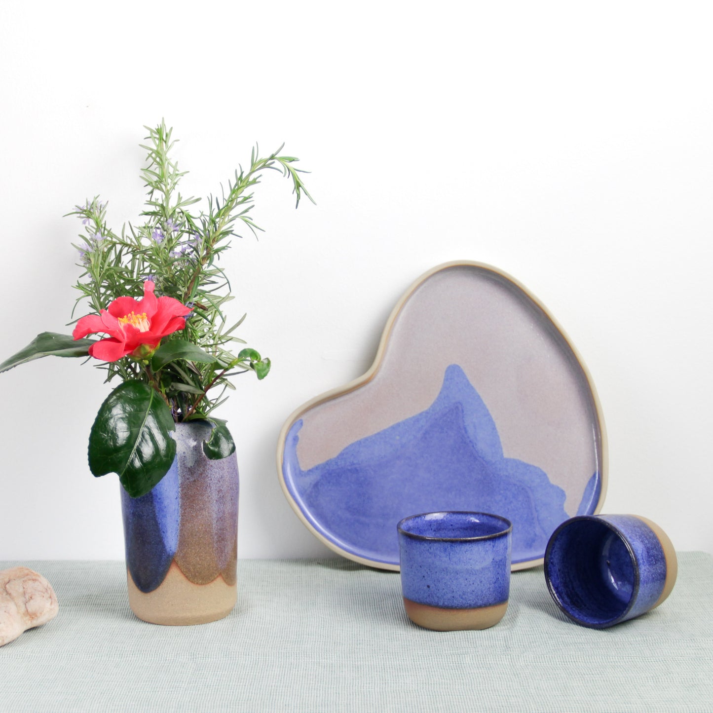 Image d'un soliflore et d'un plateau, décoration intérieur dans les tons de bleu, fleur, maison