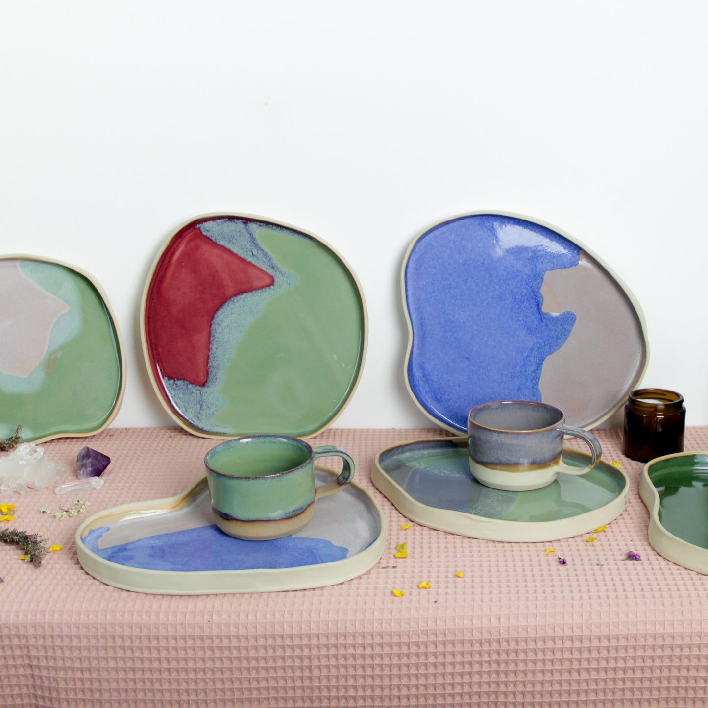 Image de plusieurs plateaux en céramique. Artisanat français. Plateaux de formes aléatoires aux couleurs vives.
