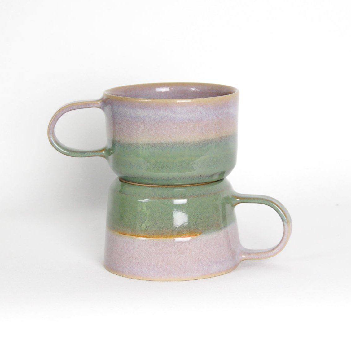 Image d'un set de deux tasses en céramique. Vaisselle artisanale en grès.