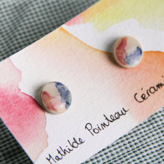 Image de deux petites boucles d'oreille plates en céramique rose et bleu