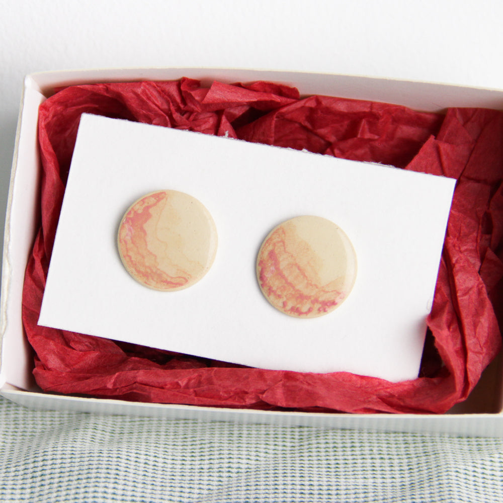 Image d'une paire de boucle d'oreille en céramique de la collection vague rose