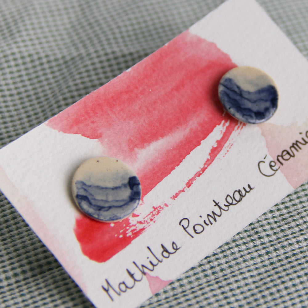 Image d'une paire de boucle d'oreille en céramique de couleur bleue