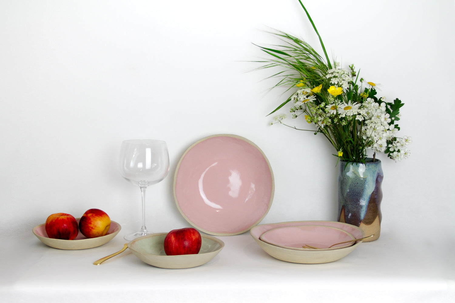 image d'une mise en scène d'assiettes creuses pour présenter les tailles et les coloris. Le rose est mis en avant.