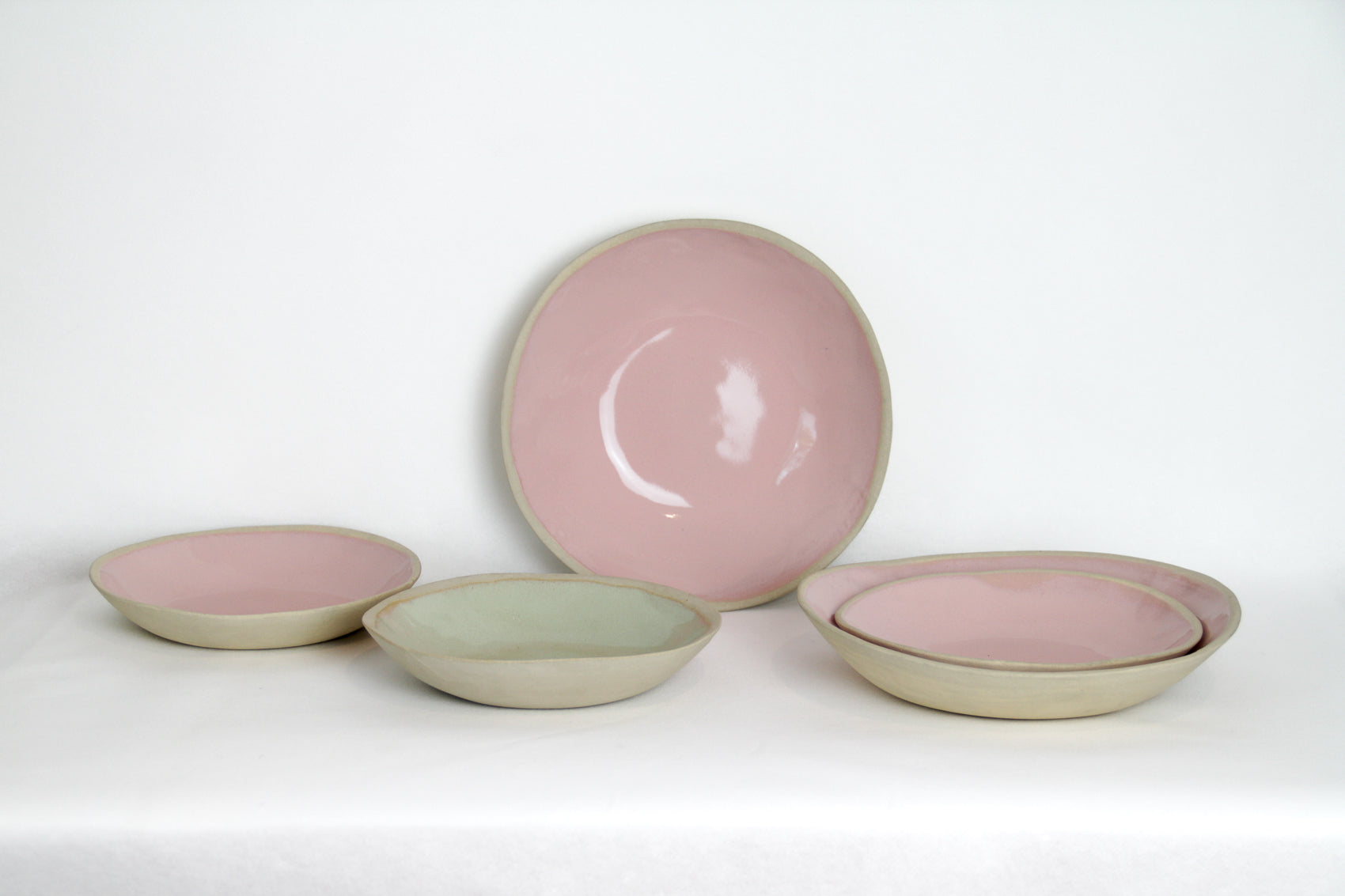 Image d'une ensemble d'assiettes creuses  grandes et petites de couleur rose