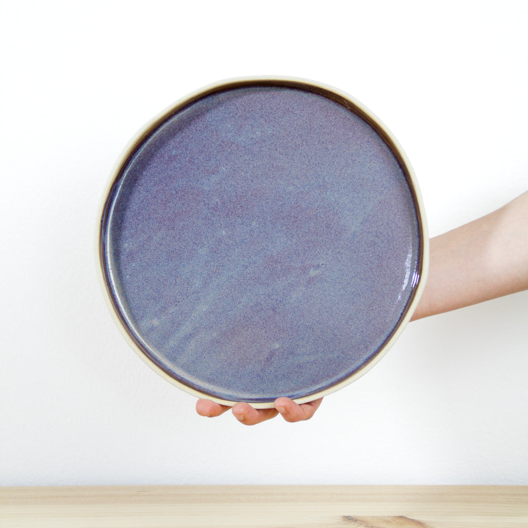 Image d'une grande assiette plate violette.