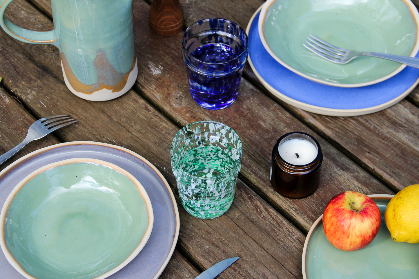 Image d'une table dressée avec des assiettes colorées.