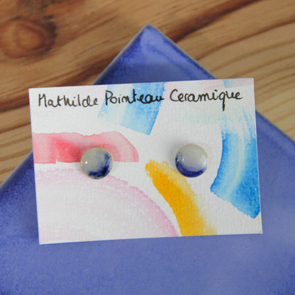 Image d'une paire de boucles d'oreilles en céramique peinte à la main avec des pigments bleus