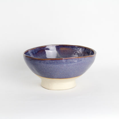 Bol en céramique de couleur violette. Il est en grès