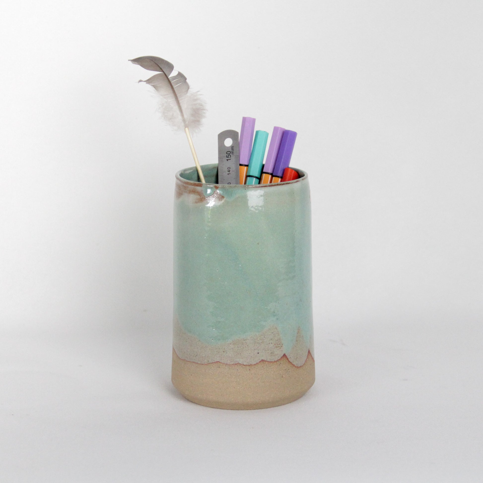 Image d'un pot à crayon mis en situation. Il est de couleur bleu céladon.