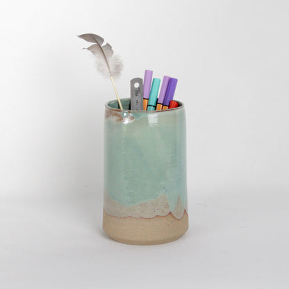 Image d'un pot à crayon mis en situation. Il est de couleur bleu céladon.