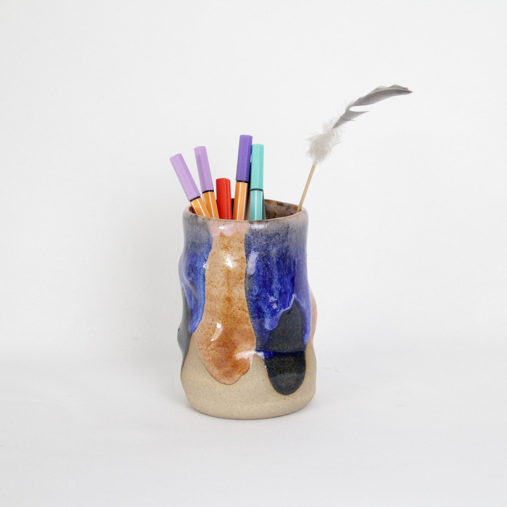 Image d'un pot à crayon en céramique de forme irrégulière de la collection Ananas. Il est émaillé avec deux couleurs différentes.
