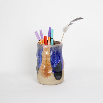 Image d'un pot à crayon en céramique de forme irrégulière de la collection Ananas. Il est émaillé avec deux couleurs différentes.