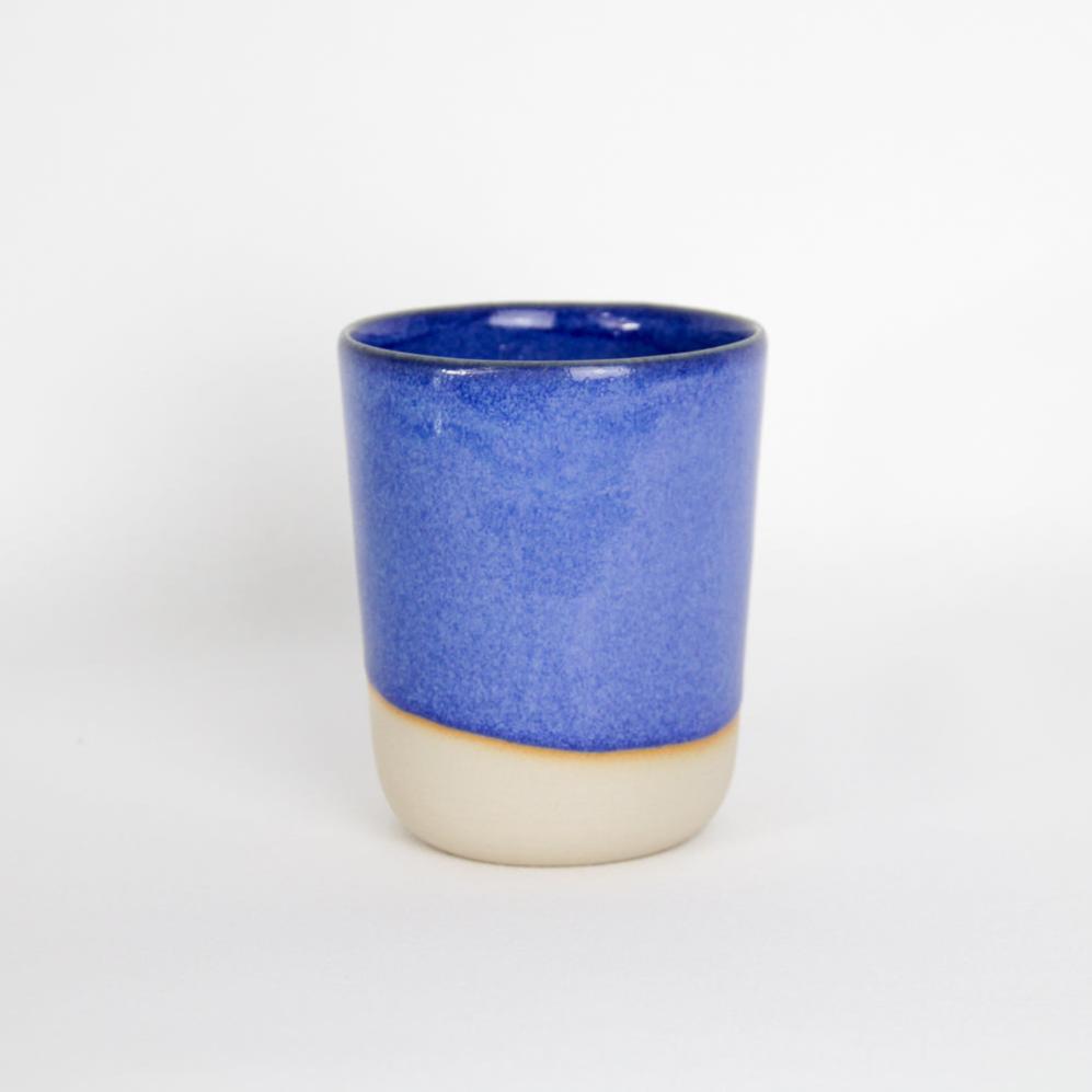 Image d'un gobelet bleu en céramique artisanale. Grande tasse artisanale.