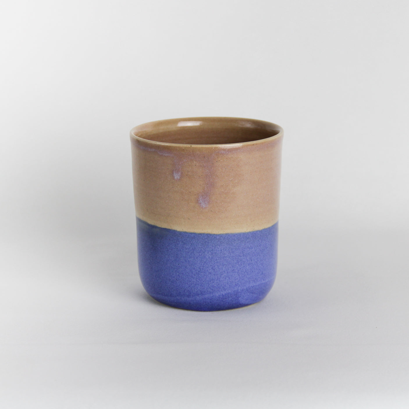 Image d'une gobelet en céramique rose et bleu
