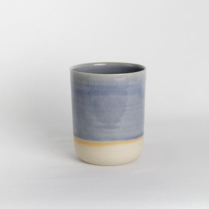 Image d'un grand gobelet en céramique bleu clair craquelé.